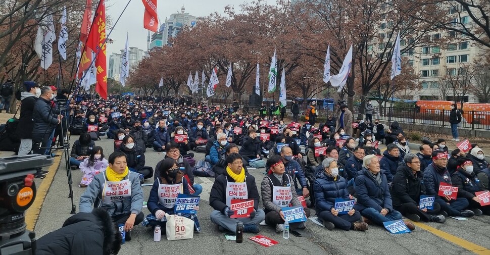 공공운수노조 화물연대본부는 10일 서울 영등포 여의도 산업은행 앞에서 ‘화물안전운임제 사수! 노조파괴 윤석열 정부 규탄! 국민안전 외면 국회 규탄! 공공운수노조 결의대회’를 열었다. 채윤태 기자