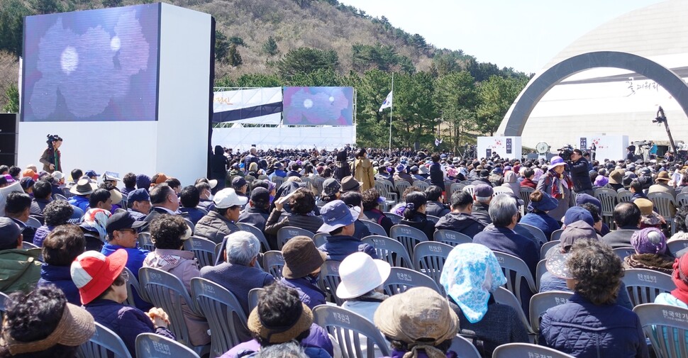 지난해 열린 제주4·3 71주년 추념식에 몰린 유족과 제주도민들.