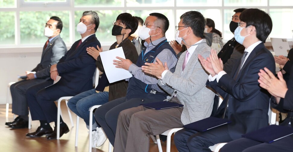 플랫폼 노동 대안 마련을 위한 사회적 대화 포럼 배달 서비스 협약식에서 참석자들이 박수를 치고 있다. 박종식 기자