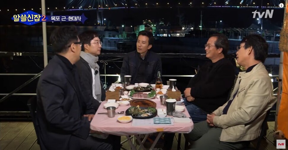 &lt;알쓸신잡&gt; 제작진은 시리즈의 남성 편중을 지적하는 비판을 받아왔다. 티브이엔 제공