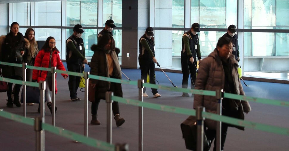 21일 오전 인천국제공항 제1여객터미널 입국장에서 위생소독용역 직원들이 소독살균 작업을 하고 있다. 인천공항/백소아 기자