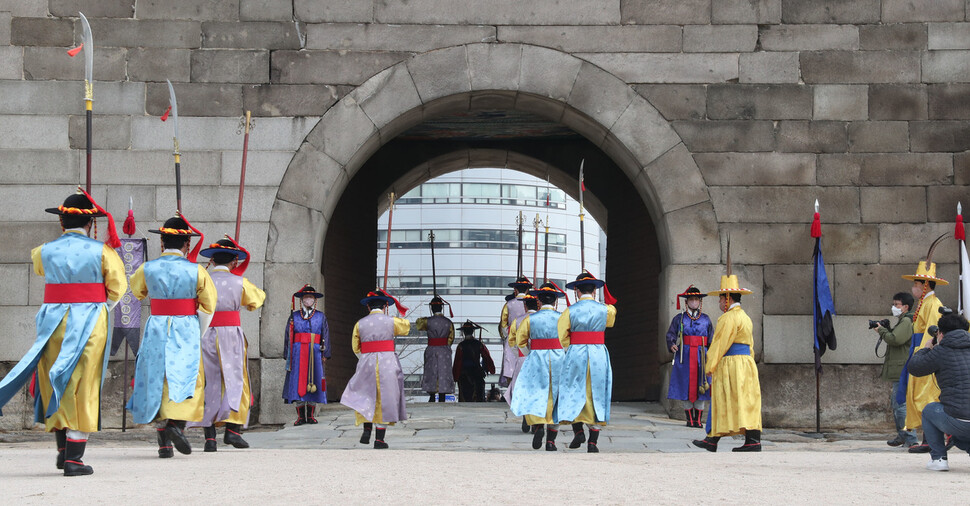 15일 오전 서울 중구 숭례문에서 성문을 여닫는 개폐의식을 재현하는 행사가 열리고 있다. 수문군이 성문을 여닫는 개폐의식을 선보이는 것은 이번이 처음이다. 윤운식 선임기자