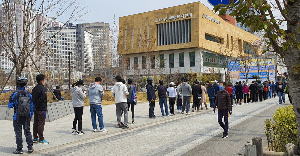 제21대 국회의원선거 사전투표 마지막 날인 11일 하남 미사1동 행정복지센터에 마련된 사전투표소 앞에서 시민들이 투표하기 위해 줄을 서고 있다. 연합뉴스