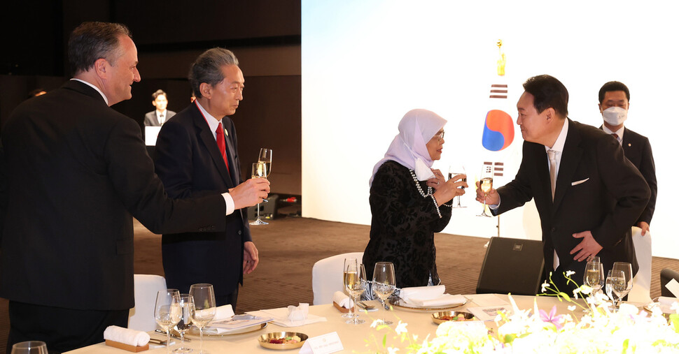 윤석열 대통령이 10일 서울 중구 신라호텔 영빈관에서 열린 외빈 초청 만찬에서 할리마 야콥 싱가포르 대통령(오른쪽부터), 하토야마 유키오 전 일본 총리, 더글라스 엠호프 미국 부통령 부군과 건배하고 있다. 대통령실사진기자단