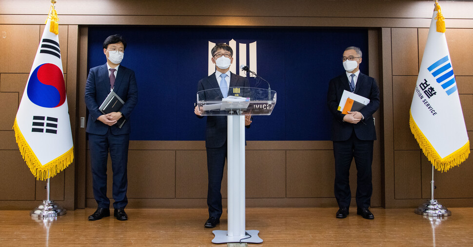 세월호참사 특별수사단장 임관혁 검사(가운데)가 19일 오후 서울 서초구 서울중앙지검 브리핑실에서 세월호 수사결과를 발표하고 있다. 공동취재사진
