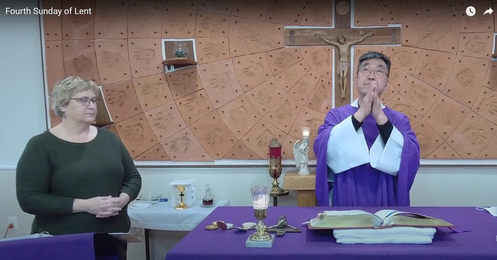 미국 수어로 청각장애인들을 위한 미사를 집전 중인 박민서 신부. 가톨릭 워싱턴대교구 유튜브 갈무리