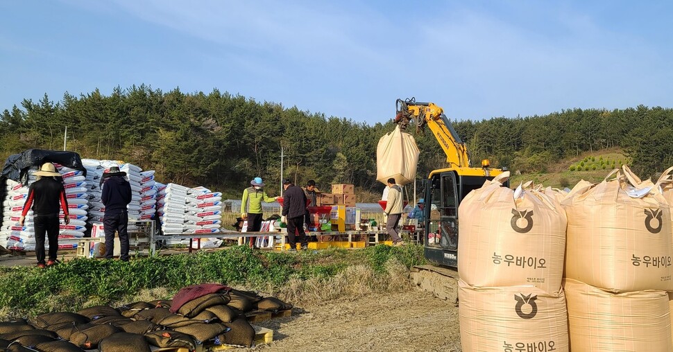 21일 충남 태안군 원북면 신두리 들녘에서 농민들이 기계를 이용해 육묘상자에 볍씨를 파종하고 있다. 태안/연합뉴스