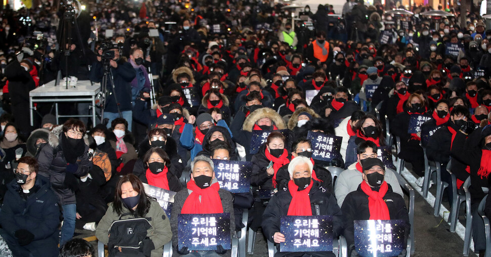 이태원 참사 희생자 49재를 맞은 16일 밤 서울 이태원역 앞 도로에서 열린 시민추모제에서 유가족과 시민들이 고인들을 추모하고 있다. 김경호 선임기자 jijae@hani.co.kr