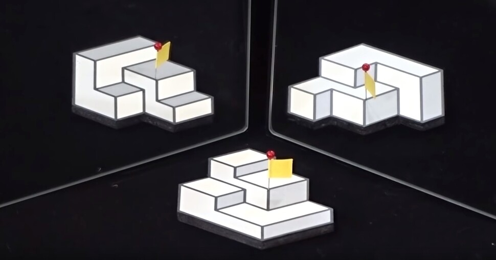 1위를 차지한 ‘이상한 3중 물체’. 보는 방향에 따라 세 가지 형태를 취한다.