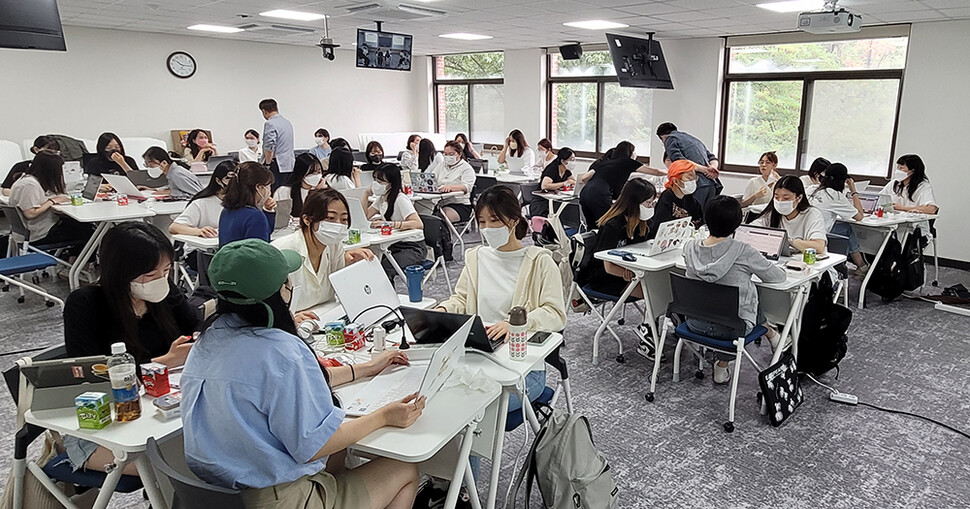 &nbsp; &nbsp; &nbsp; &nbsp; &nbsp; &nbsp; &nbsp; &nbsp; &nbsp; &nbsp; &nbsp; &nbsp; &nbsp; &nbsp; &nbsp; &nbsp;지난 23일(목) 동덕여대 숭인관에서 진행된 'DICE 경영시뮬레이션 프로그램. 동덕여대 제공