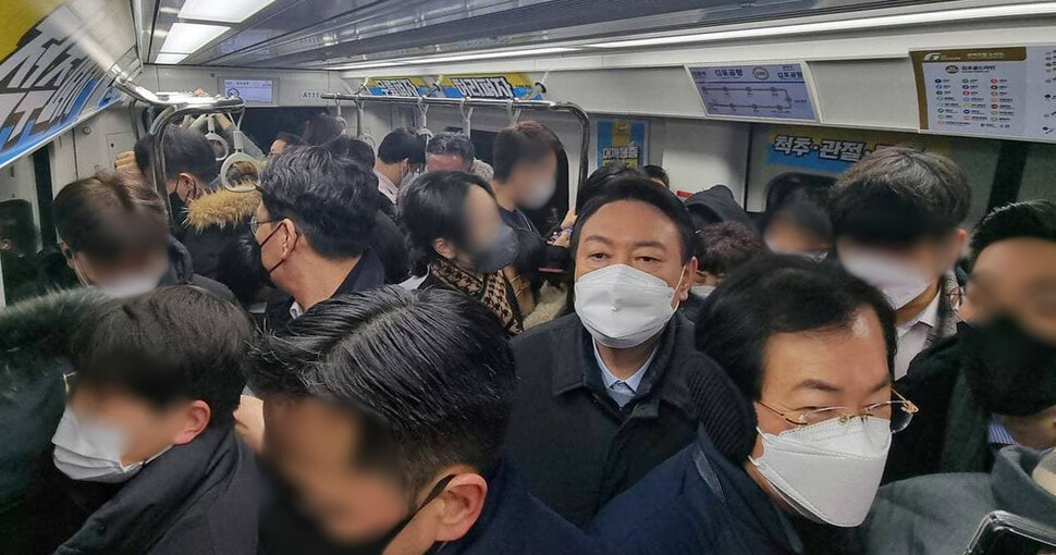 국민의힘 윤석열 대선 후보가 7일 오전 2량짜리 꼬마열차로 혼잡도로 악명 높은 김포도시철도(김포골드라인)를 타고 여의도 당사로 출근하고 있다. 국민의힘 제공