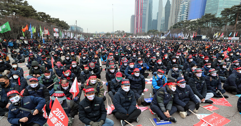 민주노총 등 진보단체가 결성한 전국민중행동이 15일 오후 서울 영등포 여의도공원에서 ‘2022년 민중총궐기’ 집회를 열고 있다. 김경호 선임기자 jijae@hani.co.kr