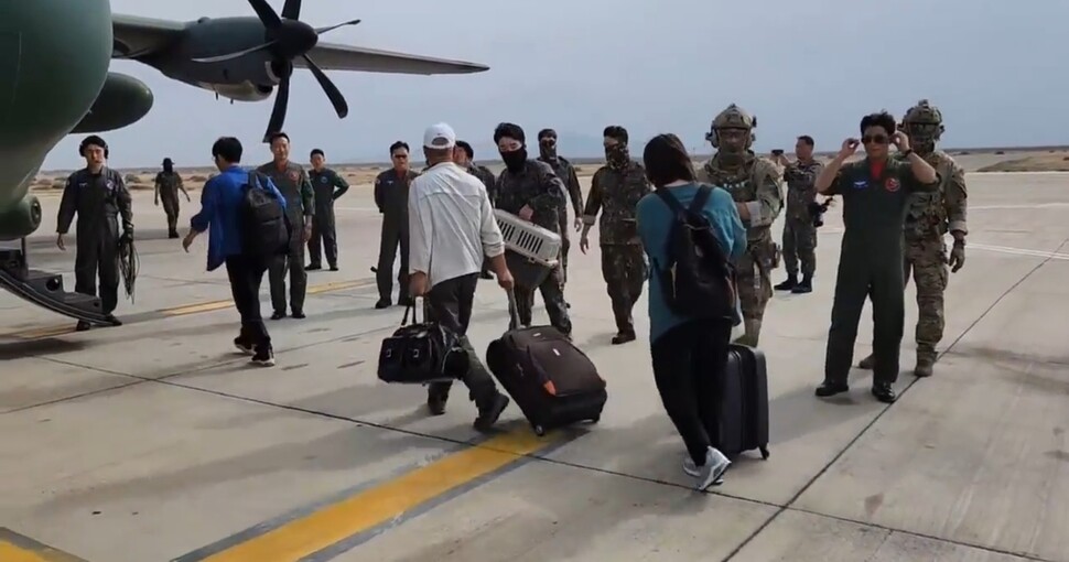 수단공항 도착 군용기 탑승: 북아프리카 수단에서 군벌 간 무력 충돌 사태로 고립됐던 교민들이 24일(현지시각) 포트수단 공항에서 대기하던 한국 군용기에 탑승하고 있다. 외교부 제공