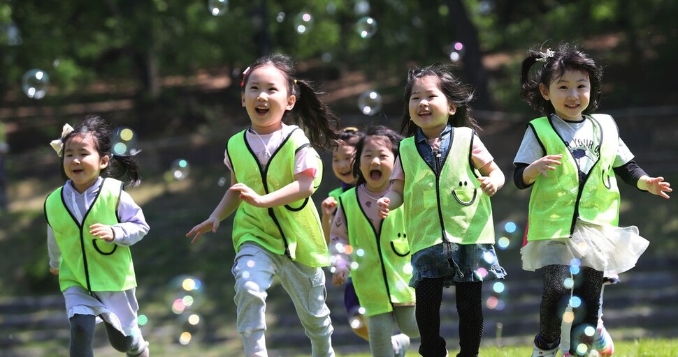 지난 2018년 5월 4일 오전 서울 광진구 어린이대공원에서 열린 서울동화축제에서 사랑의 어린이집 원아들이 환하게 웃으며 비눗방울을 잡고 있다. 백소아 기자