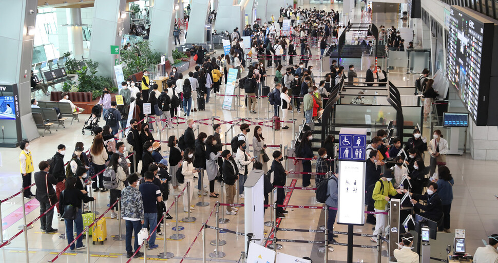 지난 22일 오후 인천공항 출국장이 이용객들로 붐비고 있다. 인천공항/박종식 기자