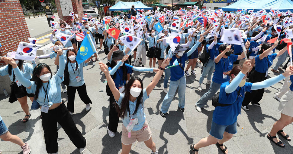 ‘2022 재외동포 대학생 모국연수’ 참가 학생들이 25일 오후 서울 종로구 남인사마당에서 흥겨운 리듬으로 편곡한 ‘아리랑’을 함께 부르며 춤을 추고 있다. 김정효 기자