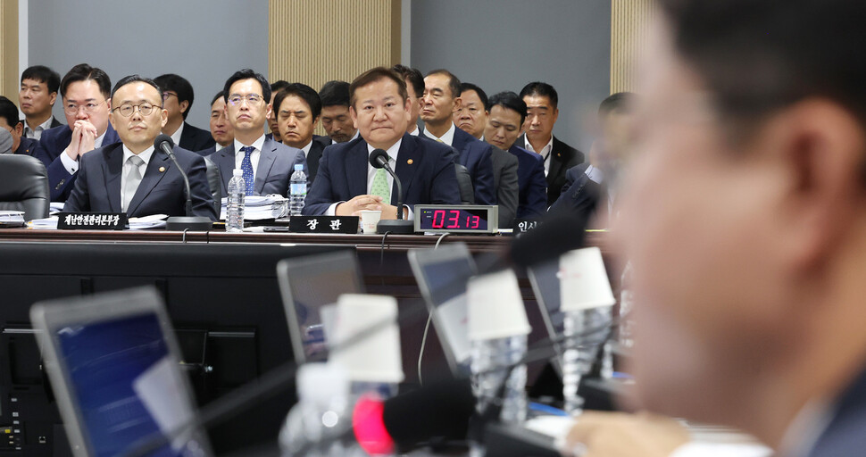 이상민 행정안전부 장관이 10일 오전 세종시 정부세종청사에서 열린 국회 행정안전위원회의 행정안전부, 인사혁신처 등의 국정감사에서 의원 질의를 듣고 있다. 연합뉴스