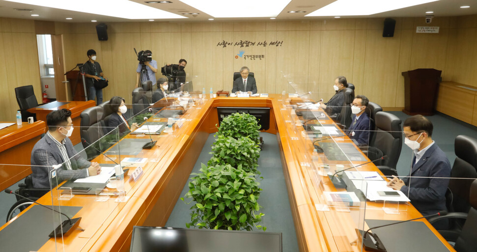 박찬운 교수가 군인권보호관 시절 주재했던 군인권보호위원회. 2022년 7월1일 출범 제1차 회의장면이다. 박찬운 제공