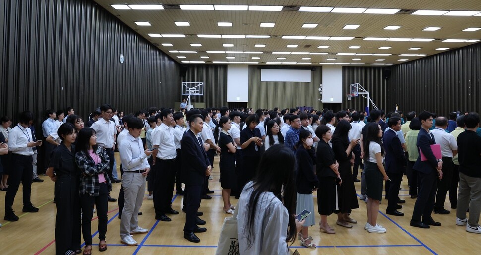 전국적으로 민방위 훈련이 6년 만에 실시된 23일 오후 국회에서 국회 직원들이 본관 지하 대피소에 머물고 있다. 김봉규 선임기자 bong9@hani.co.kr