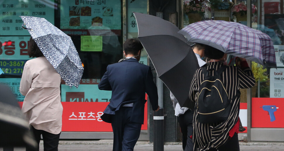 4일 오후 울산시 남구 한 거리에서 시민들이 우산으로 비바람을 막으며 걸어가고 있다. 이날 울산에는 강풍주의보가 발령됐다. 연합뉴스