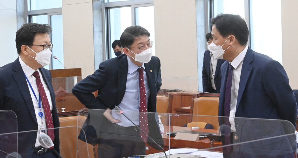 국회 기획재정위원회 조세소위 김영진 소위원장(오른쪽)이 15일 오전 국회에서 열린 기재위 조세소위 회의에 앞서 안도걸 기획재정부 제2차관과 이야기를 나누고 있다. 연합뉴스