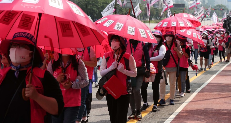 학교 비정규직 노동자들이 27일 오후 서울 여의도에서 교육공무직 법제화 등을 요구하며 더불어민주당 당사로 행진하고 있다. 박종식 기자