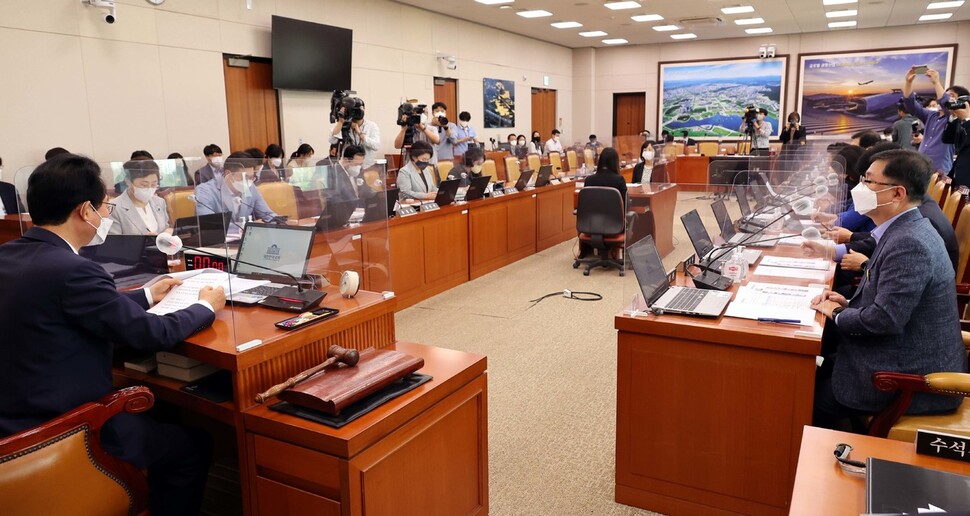 26일 국회에서 열린 민생경제안정특별위원회 1차 전체회의에서 류성걸 위원장이 회의를 주재하고 있다. 공동취재사진