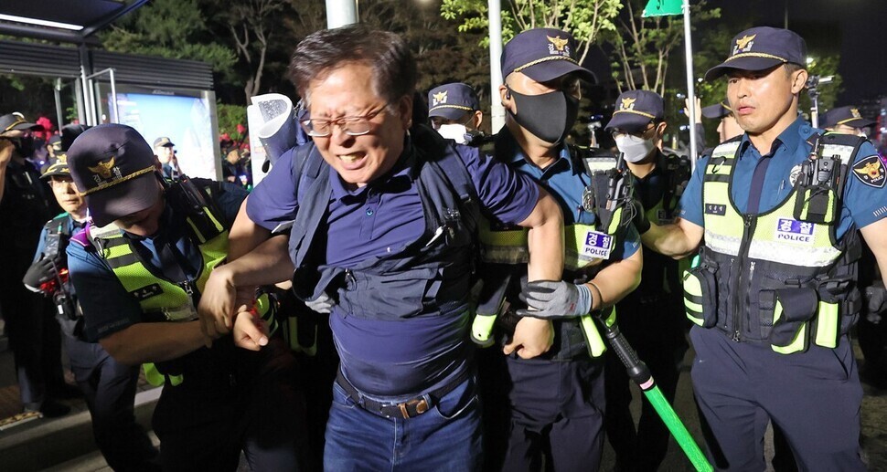 경찰이 지난 25일 저녁 서울 서초구 대법원 앞에서 불법파견 사용자 엄정 처벌과 조속한 대법원 판결을 요구하며 야간문화제를 하던 ‘비정규직 이제 그만 공통투쟁’과 민주노총 금속노조 비정규직 노동자들을 연행하고 있다. 백소아 기자