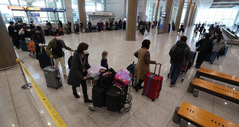 지난 22일 오후 인천국제공항 1터미널을 통해 입국한 유럽발 비행기 탑승객들이 격리시설로 이동하기 위해 버스로 향하고 있다. 인천공항/박종식 기자 anaki@hani.co.kr