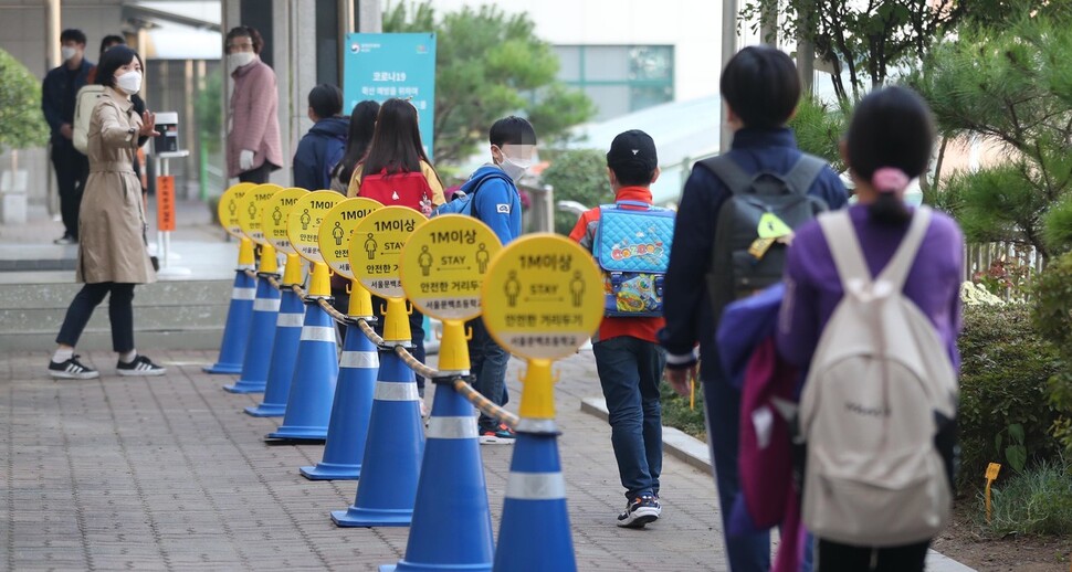 문백초등학교 학생들이 거리두기를 하며 등교하고 있다. 박종식 기자