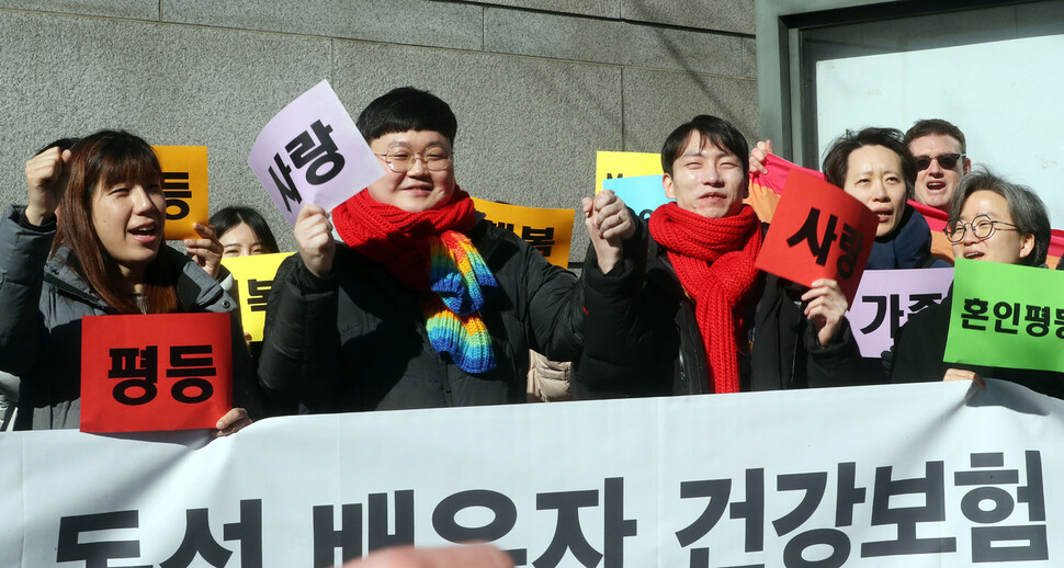 동성 부부 김용민·소성욱씨가 21일 오전 서울 서초구 서울행정법원 앞에서 국민건강보험공단을 상대로 낸 보험료 부과처분 취소소송 항소심에서 원고 승소 판결이 나온 뒤 기자회견을 하고 있다. 김경호 선임기자 jijae@hani.co.kr