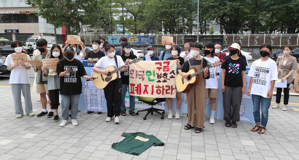 세계난민의 날인 20일 오전 서울 용산 대통령집무실 앞에서 '외국인보호소 고문사건 대응 공동대책위원회'가 기자회견을 열어 한국의 난민인권 현안인 외국인보호규칙 개악을 규탄하고 철회를 요구하며 노래를 부르고 있다. 김정효 기자 hyopd@hani.co.kr