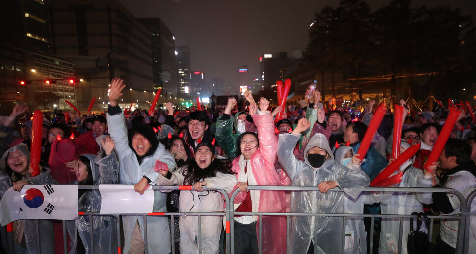 2022 카타르 월드컵 한국과 가나와의 경기가 열린 28일 밤 축구팬들이 서울 세종로 광화문광장에서 거리응원을 하고 있다. 백소아 기자