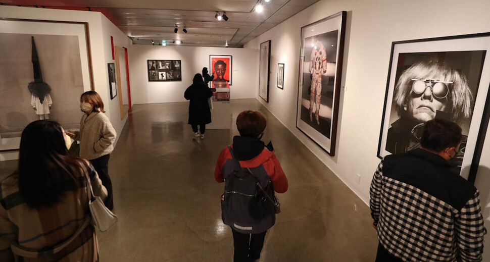 알버트 왓슨 사진전이 8일 오전 서울 서초구 예술의 전당 한가람미술관에서 열려, 전시장을 찾은 관람객들이 작품을 살펴보고 있다. 김정효 기자