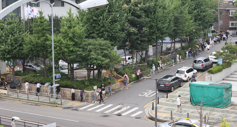 11일 오후 서울 강서구보건소 선별진료소에서 시민들이 코로나19 진단검사를 받기 위해 줄을 서서 대기하고 있다. 연합뉴스