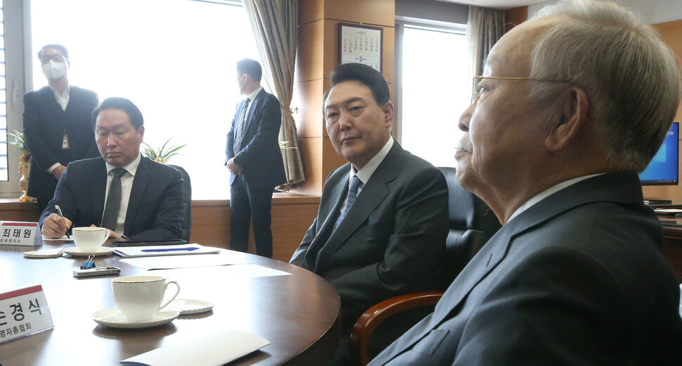 윤석열 당선자가 21일 오전 서울 종로구 통의동 대통령직 인수위원회 사무실에서 경제 6단체장들과 오찬 회동을 하고 있다. 공동취재사진