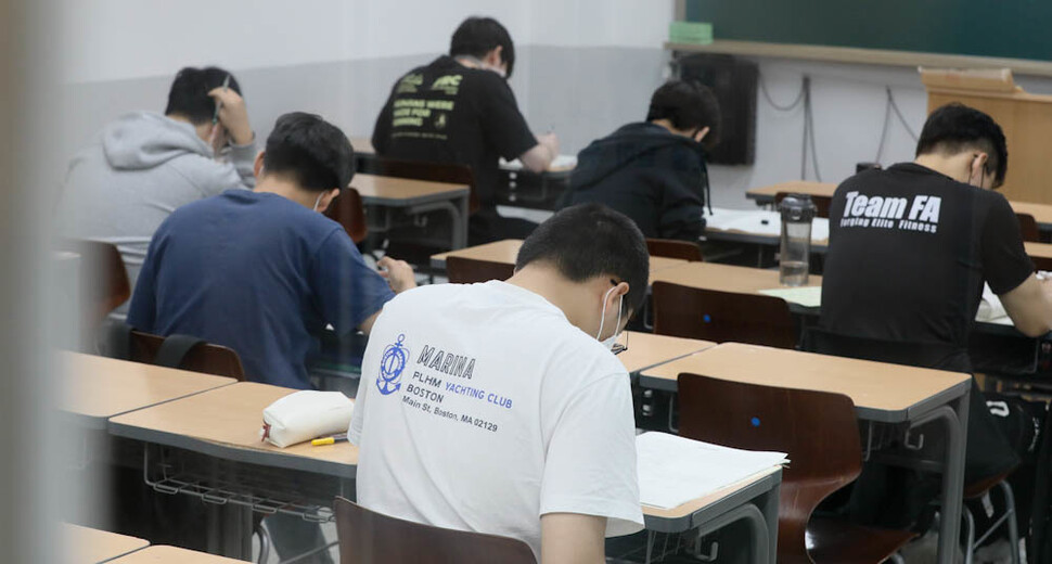 대학수학능력시험 모의평가가 실시된 9일 오전 서울 신촌로 종로학원 강북본원에서 수험생들이 1교시 시험을 보고 있다. 김정효 기자