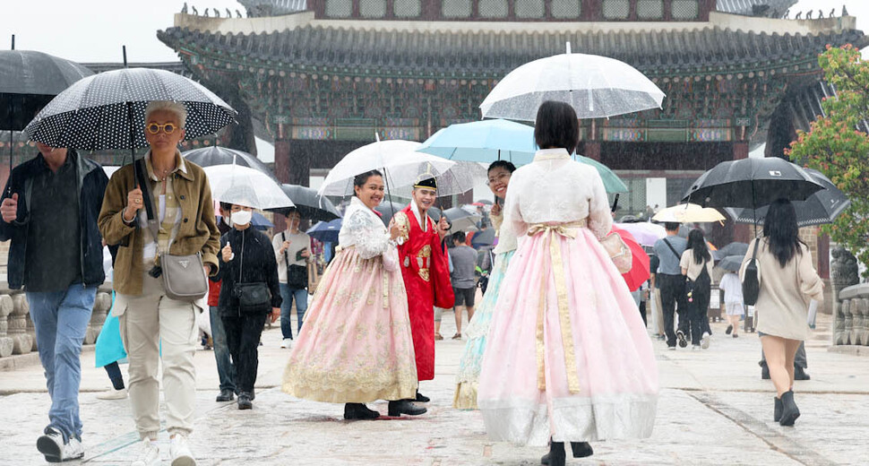 전국 대부분 지역에 비가 내린 28일 오전 우산을 쓴 시민과 외국인 관광객들이 서울 종로구 경복궁을 관람하고 있다. 김정효 기자