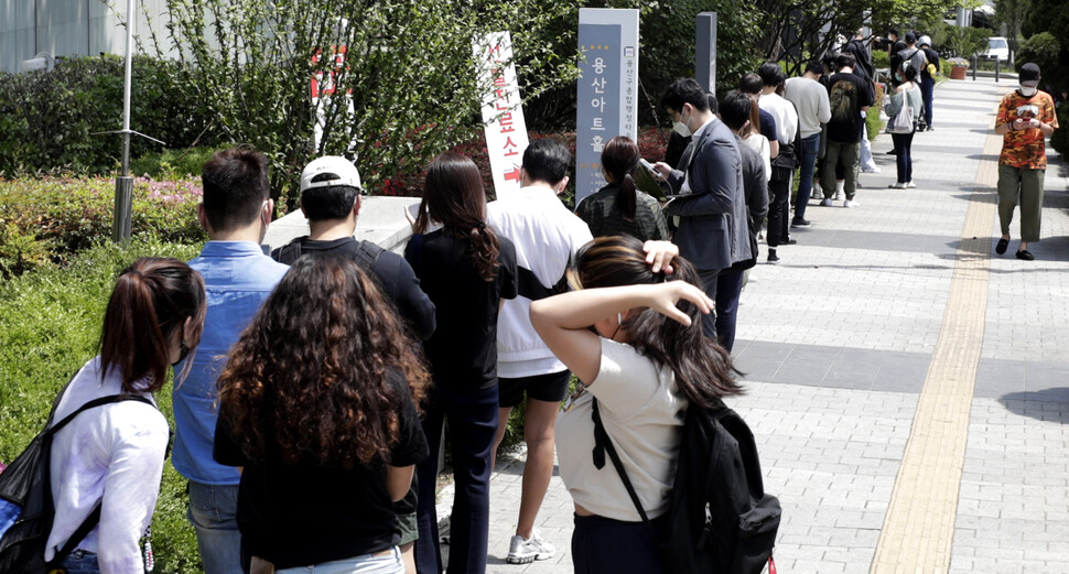 11일 오후 서울 용산구보건소 선별진료소에서 검사를 원하는 사람들이 길게 줄 서 있다. 김혜윤 기자 unique@hani.co.kr