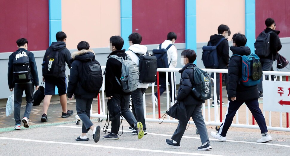 수도권에 유치원, 초·중·고등학교 전면등교가 시작된 지난달 22일 오전 인천시 남동구 한 중학교에 학생들이 등교하고 있다. 인천/연합뉴스