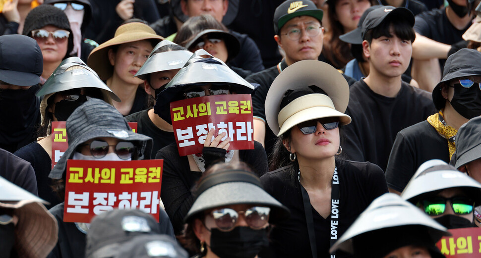 7월29일 서울 광화문 광장에서 열린 ‘공교육 정상화를 위한 집회’에 교사와 시민들이 참석해 한 교사의 발언을 듣고 있다. 김경호 선임기자 jijae@hani.co.kr