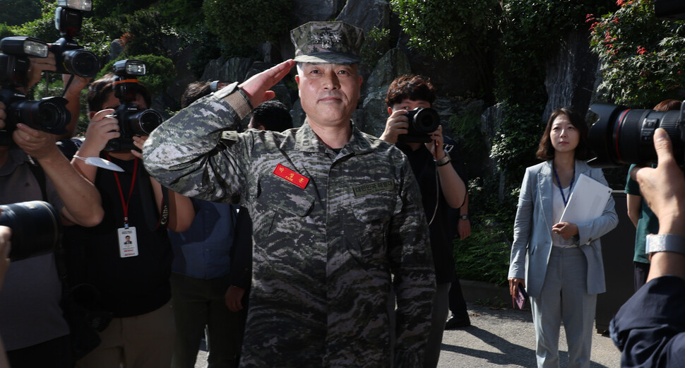 박정훈 전 해병대 수사단장(대령)이 1일 오전 구속 전 피의자심문(영장실질심사)을 받으러 서울 용산 군사법원으로 향하던 중 응원 나온 해병대 예비역 동기생 등과 거수경례로 인사하고 있다. 김정효 기자 hyopd@hani.co.kr