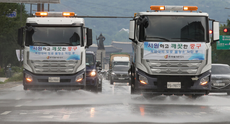 28일 오후 서울 중구 세종대로에서 살수차들이 도심 온도 낮추기를 위해 물청소를 하고 있다. 서울시는 폭염특보 속 불볕더위가 계속되자 살수차를 추가 투입해 하루 3~4회 물청소를 실시한다고 밝혔다. 백소아 기자 thanks@hani.co.kr
