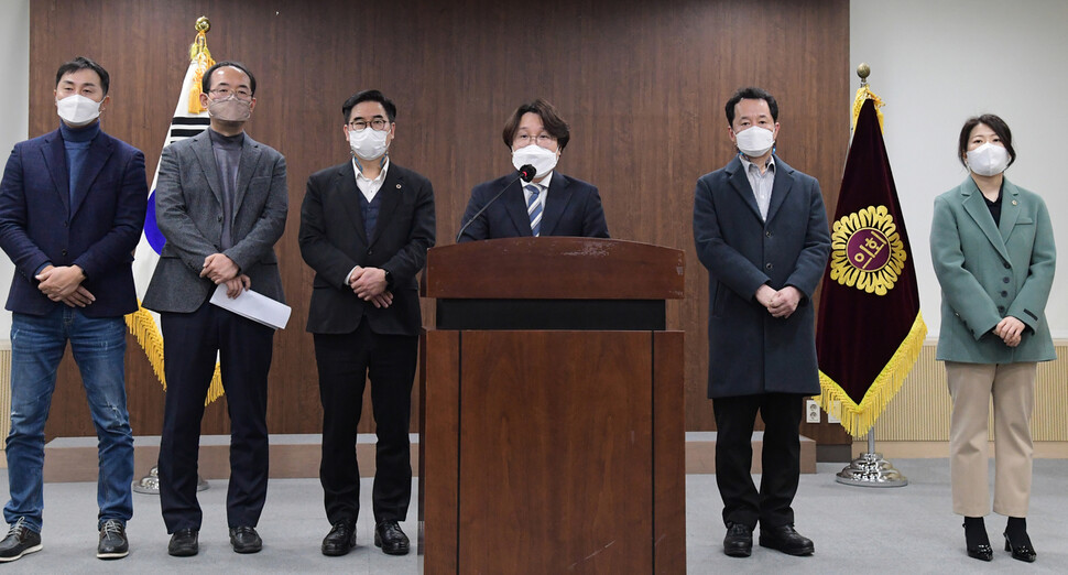 김호평 서울시의회 예산결산특별위원회 위원장이 23일 서울 중구 시의회에서 열린 ‘서울시 내년도 예산안 관련 긴급 기자설명회’에서 발언하고 있다. 연합뉴스