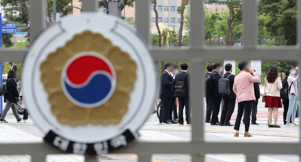 지난해 4월22일 세종시 정부세종청사에서 업무를 마친 공무원들이 퇴근하고 있다. 연합뉴스