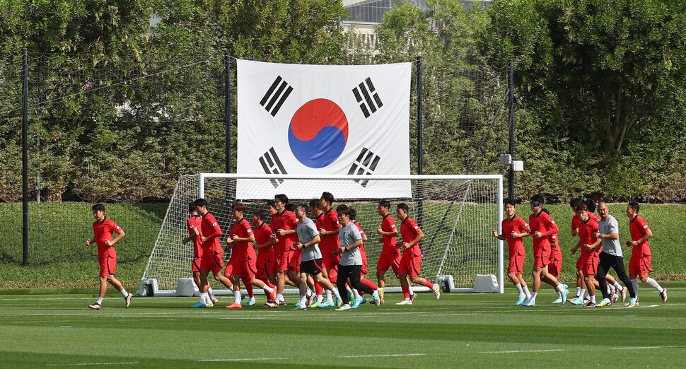 한국 남자축구 대표팀 선수들이 16일(현지시각) 오전 카타르 도하 알 에글라 훈련장에서 국가대표 유니폼을 입고 몸을 풀고 있다. 도하/김혜윤 기자 unique@hani.co.kr