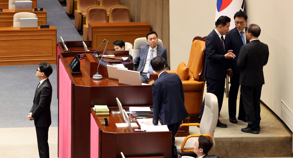 한동훈 법무부 장관이 21일 국회 본회의에서 이재명 민주당 대표의 범죄혐의에 대한 설명을 하는 동안 반발이 이어지자 윤재옥 국민의힘 원내대표와 박광온 더불어민주당 원내대표가 김진표 국회의장과 논의하고 있다. 강창광 선임기자 chang@hani.co.kr