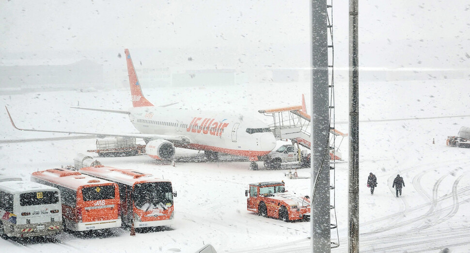 22일 오전 제주국제공항에 많은 눈이 내려 쌓이면서 공항 활주로 운항이 이날 오전 8시 20분부터 6시간 넘게 중단됐다. 사진은 제주공항 활주로 모습. 연합뉴스포