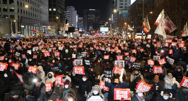 지난해 12월17일 서울 숭례문 들머리에서 ‘12월 전국집중 촛불대행진’을 마친 시민들이 10·29 이태원 참사 49재와 윤석열 정부 규탄 촛불집회를 하고 있다. 김봉규 선임기자 bong9@hani.co.kr