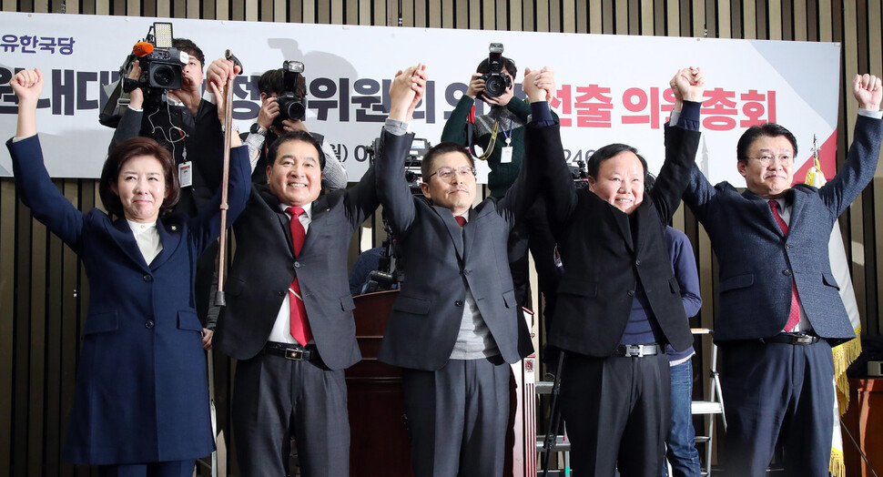 9일 오전 국회에서 열린 자유한국당 의원총회에서 심재철 신임 원내대표(왼쪽 둘째)가 황교안 대표(가운데)와 손을 잡고 기념사진을 찍고 있다. 왼쪽부터 나경원 전 원내대 표, 심 신임 원내대표, 황 대표, 김재원 신임 정책위의장, 정용기 전 정책위의장. 김경호 선임기자 jijae@hani.co.kr